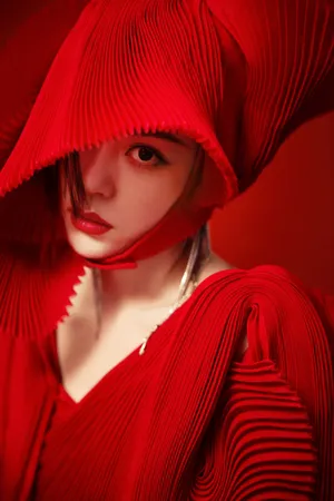 张靓颖红色折纸风礼服优雅写真图片_8