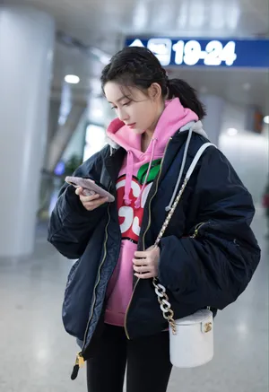 孟子义清新甜酷机场写真图片_4
