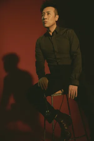 于和伟帅气型男写真图片