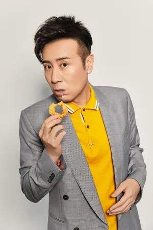 于和伟童灰色西服帅气写真图片