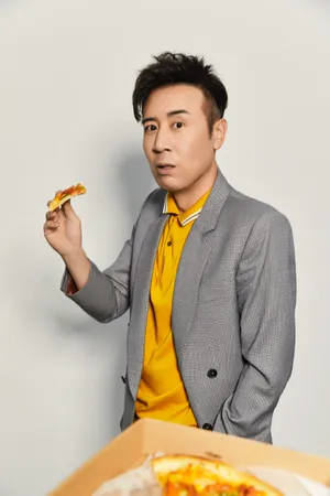 于和伟童灰色西服帅气写真图片_3