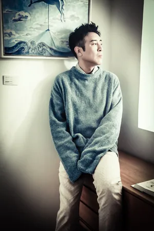 于和伟蓝色西服时尚写真图片_4