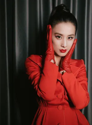 黄圣依红衣优雅气质写真图片_2