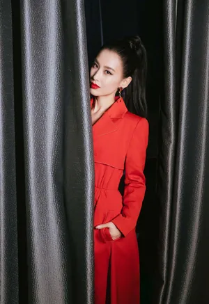 黄圣依红衣优雅气质写真图片_7