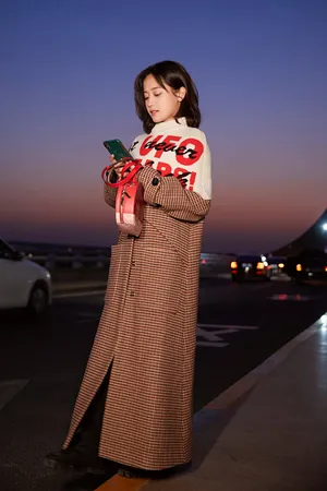 郑湫泓时髦个性机场照图片_1