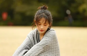 郑湫泓丸子头甜美写真图片