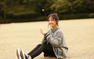 郑湫泓丸子头甜美写真图片_3
