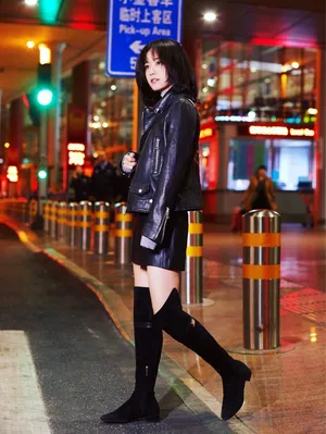 郑湫泓酷美皮衣写真图片_2