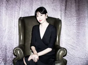 李艾深V连衣裙性感写真图片_1