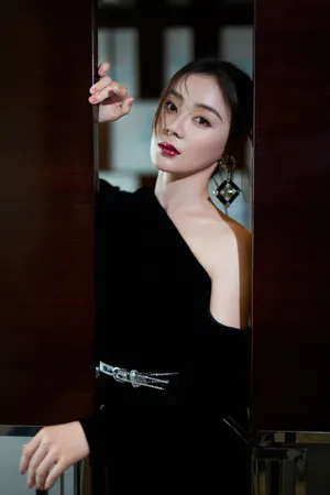 袁姗姗斜肩礼服性感写真图片