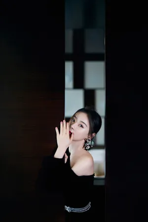 袁姗姗斜肩礼服性感写真图片_3