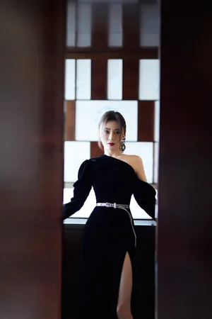 袁姗姗斜肩礼服性感写真图片_4
