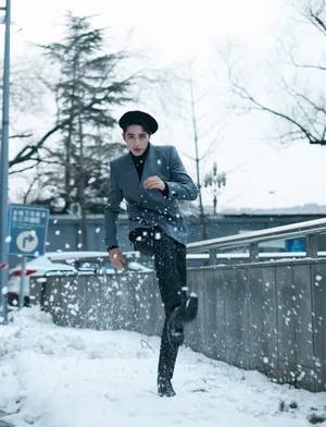 许魏洲黑色贝雷帽帅气雪景图片