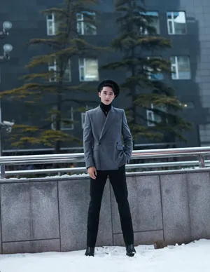 许魏洲黑色贝雷帽帅气雪景图片_5