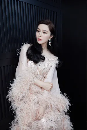 范冰冰裸粉色羽毛裙美艳写真图片_3