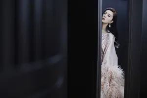 范冰冰裸粉色羽毛裙美艳写真图片_6