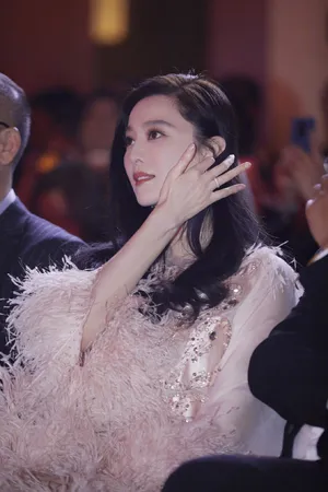 范冰冰裸粉色羽毛裙美艳写真图片_8