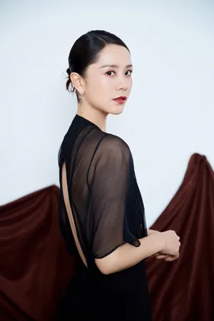 海清裸背长裙优雅干练写真图片