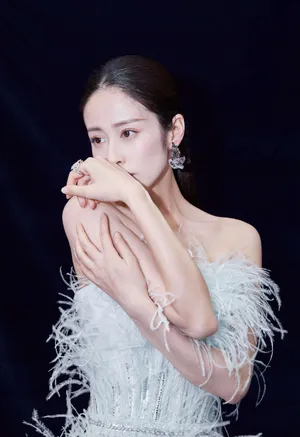 颖儿羽毛裙轻柔灵动写真图片
