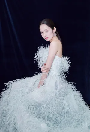 颖儿羽毛裙轻柔灵动写真图片_4