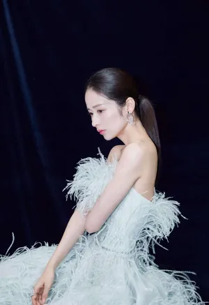 颖儿羽毛裙轻柔灵动写真图片_5