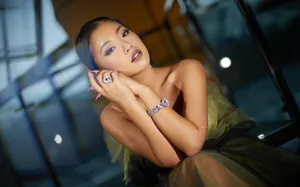 王菊草木绿纱裙性感写真图片