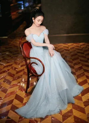 赵丽颖抹胸纱裙温婉清丽写真图片_3