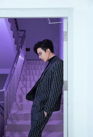 刘宇宁条纹西服帅气写真图片_4