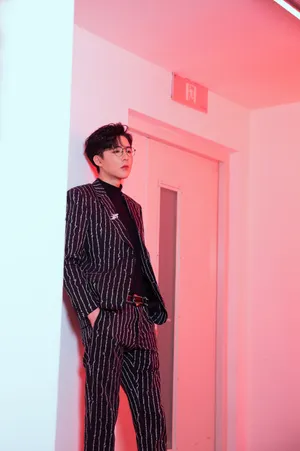 刘宇宁条纹西服帅气写真图片_8