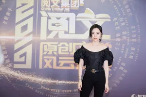 张靓颖黑色紧身衣时尚写真图片