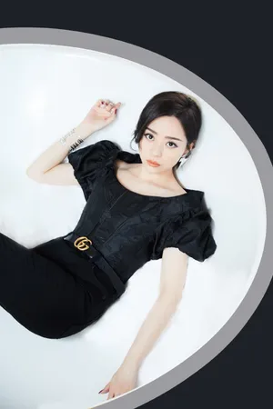 张靓颖黑色紧身衣时尚写真图片_5