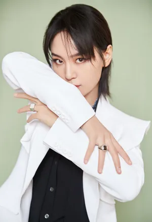 周笔畅黑白拼接装优雅写真图片