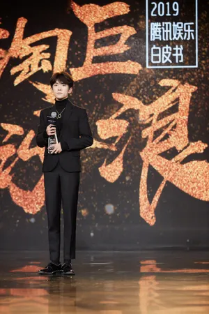 易烊千玺简洁沉稳活动写真图片_1