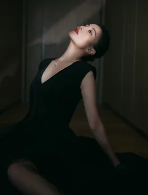 宋佳深邃黑纱裙优雅写真图片