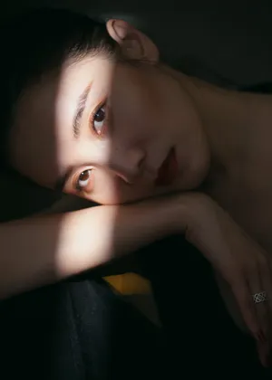宋佳深邃黑纱裙优雅写真图片