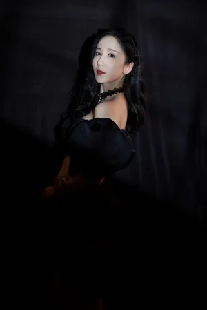 娄艺潇成熟性感写真图片