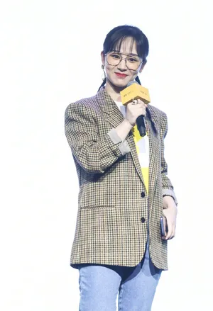 杨紫格纹西装知性活动图片_2
