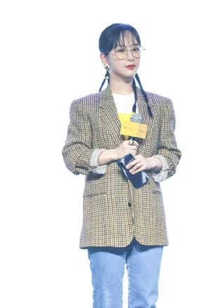 杨紫格纹西装知性活动图片_5