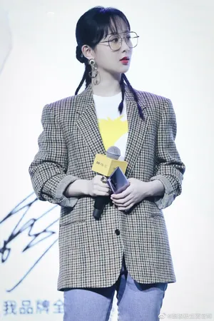 杨紫格纹西装知性活动图片_7