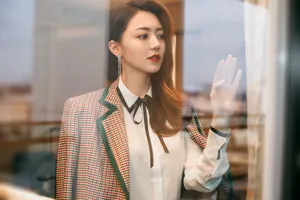 黄梦莹格纹西装飒美写真图片