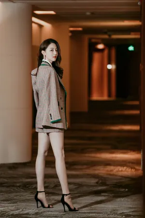 黄梦莹格纹西装飒美写真图片_3