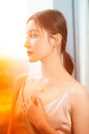 崔心心银色闪光长裙性感写真_5
