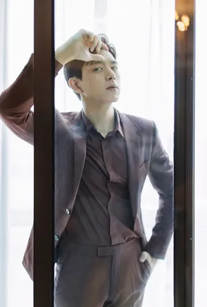 李现红色西装帅气写真图片_5