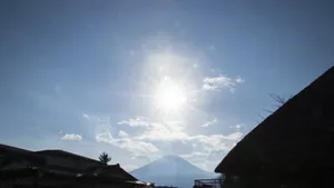 天空刺眼的阳光太阳图片_2