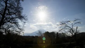 天空刺眼的阳光太阳图片_3