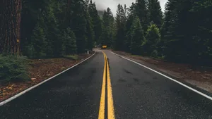 高清笔直的公路图片_2