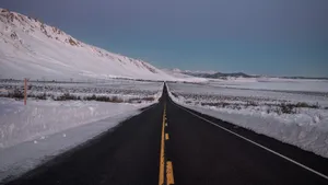 高清笔直的公路图片_5