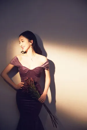 娄艺潇丝绒礼服性感写真图片