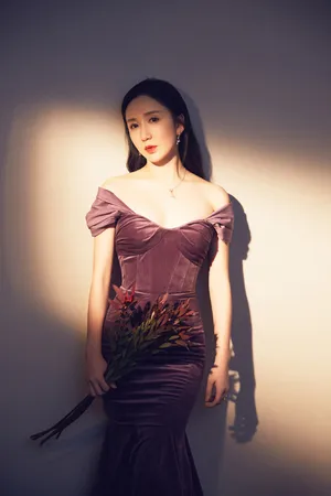 娄艺潇丝绒礼服性感写真图片