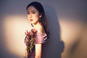娄艺潇丝绒礼服性感写真图片_4